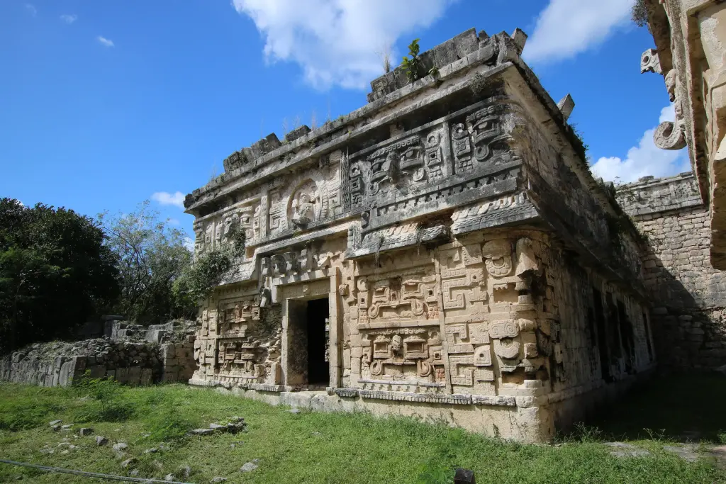 Façade maya sculptée sur le site de Chichén Itzá