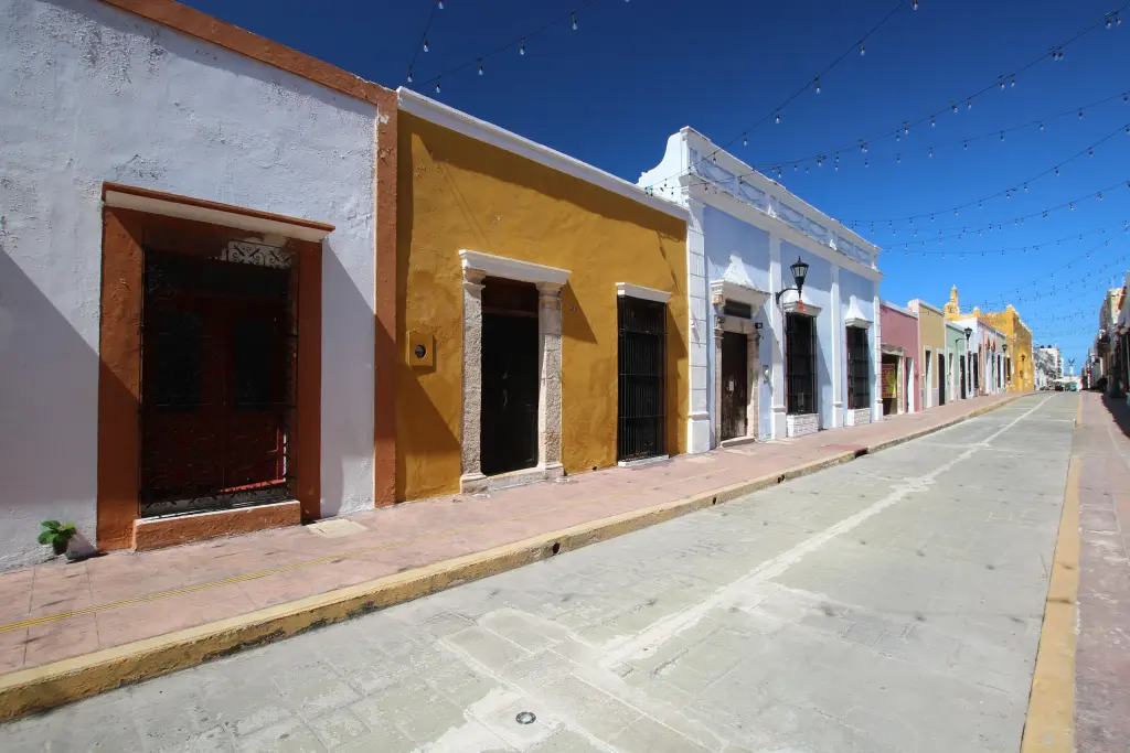 Façades colorées dans une rue de Campeche