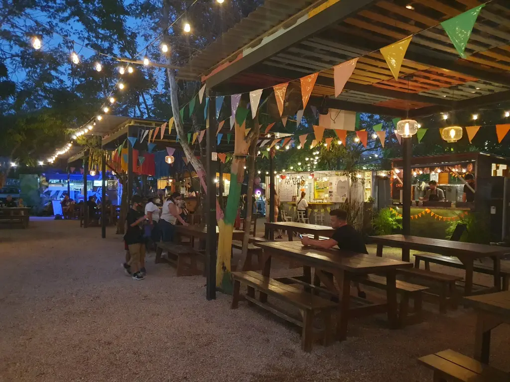 Food trucks et tables éclairés à Palma Central, Tulum
