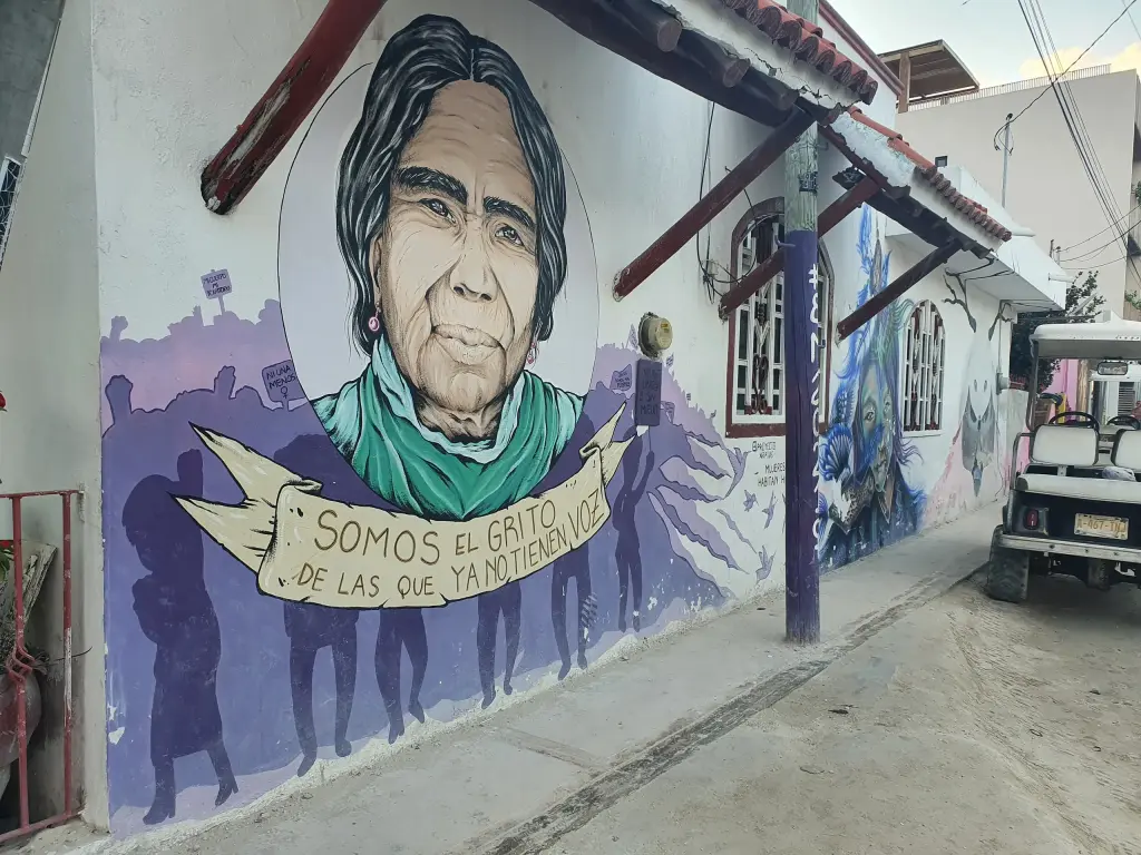 Fresque représentant un portrait sur une façade de Holbox
