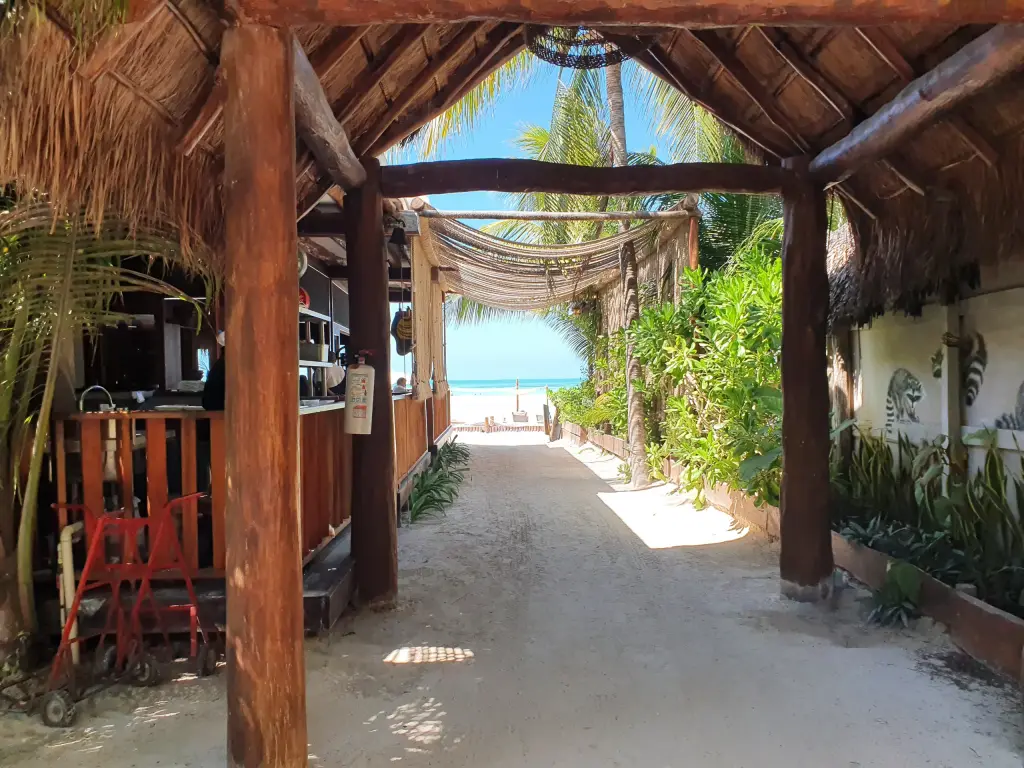 Passage en bois de Villas Caracol menant vers la plage de Holbox