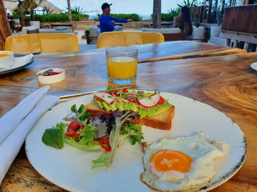 Petit-déjeuner servi au restaurant Las Hamacas de Villas Caracol
