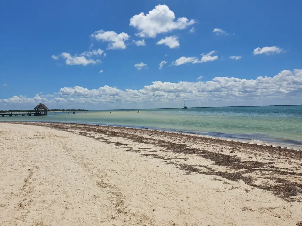 Plage de Holbox sous un ciel nuageux