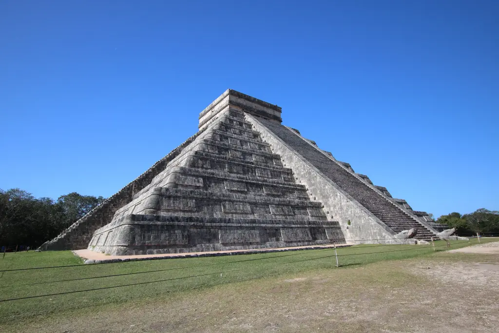 Pyramide de Kukulcán à Chichén Itzá vue depuis la pelouse