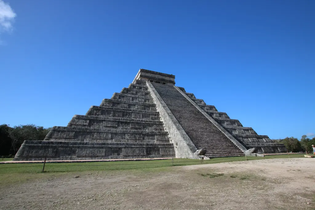 Pyramide de Kukulcán à Chichén Itzá sous un ciel bleu
