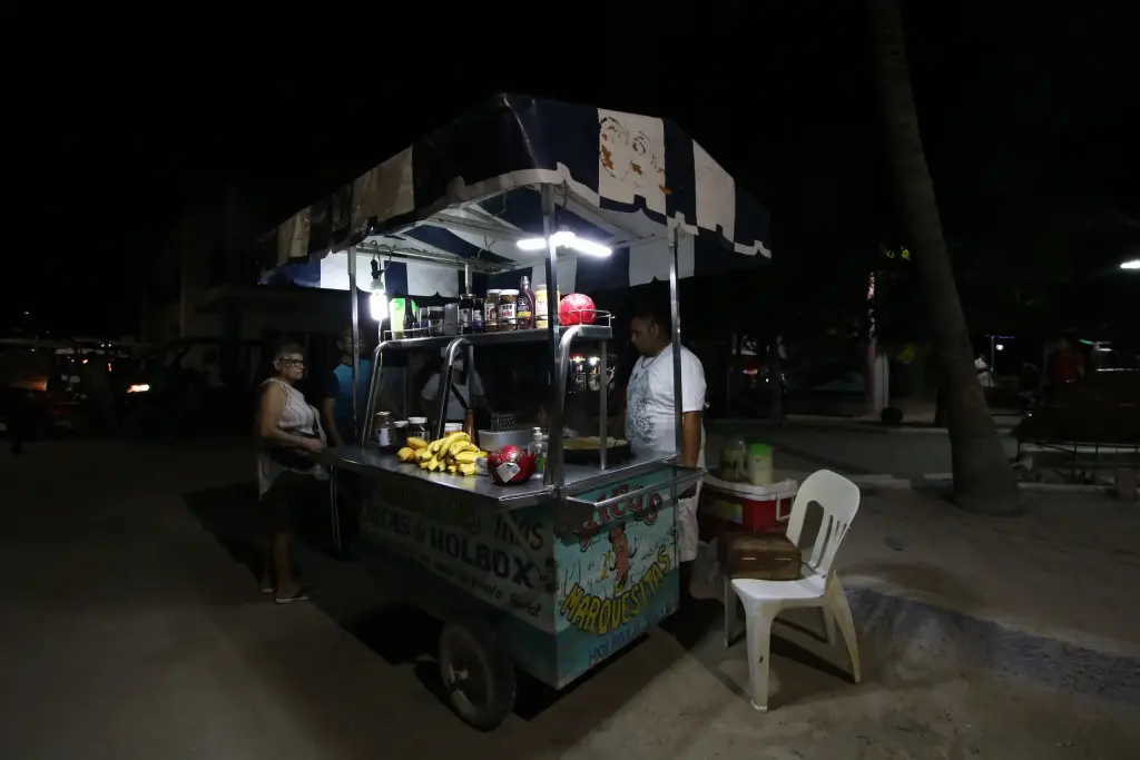 Stand de cuisine ouvert la nuit dans une rue de Holbox